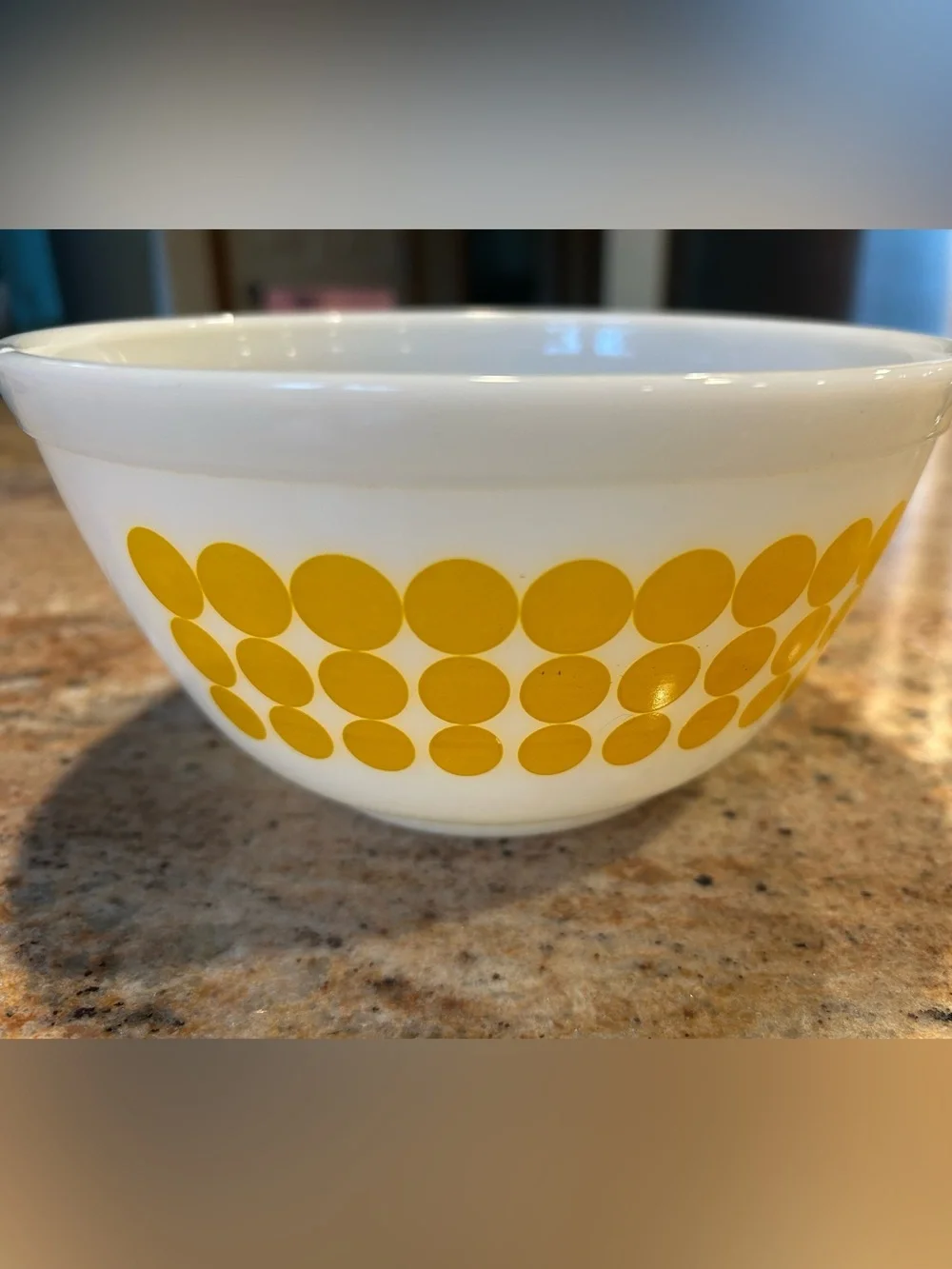 Pyrex #402 1 1/2QT “yellow dots” Series  